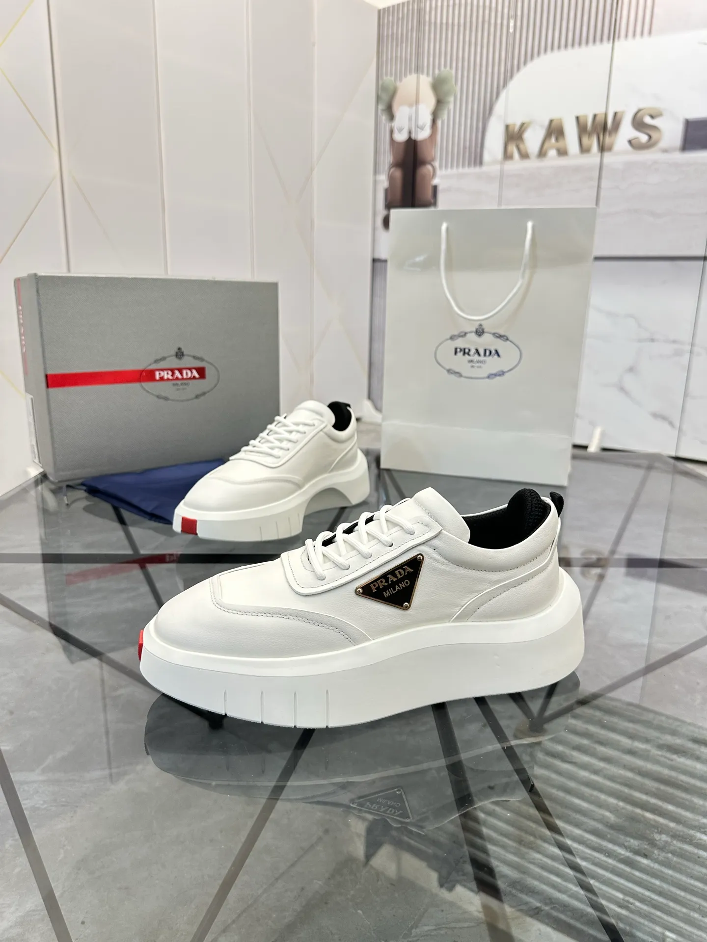 Selling men's shoes 💰: 💰P560¥ High-end top quality Product trademark: Prada * "Prada*" low-top casual shoes Regular size: 35-45 (can be customized to 46) Couple style Product material: imported first-layer cowhide leather upper, breathable lining, original outsole. No.: H201